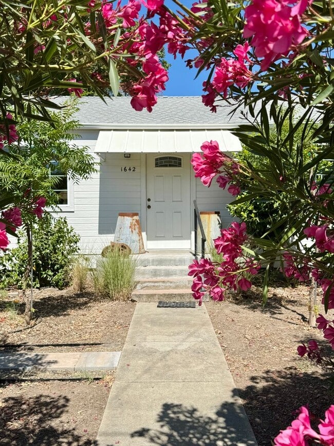 Photo - Available For 4+ Months!* Rare Find Furnis...