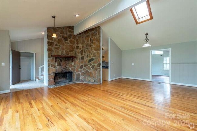Building Photo - 411 Holly Hill Dr Rental