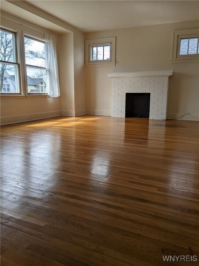 Photo - 264 St Lawrence Ave