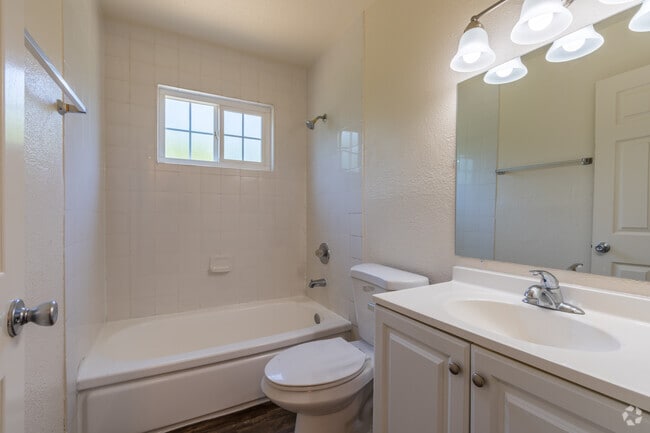 2BR, 1BA - 675SF (Hardwood) - Bathroom