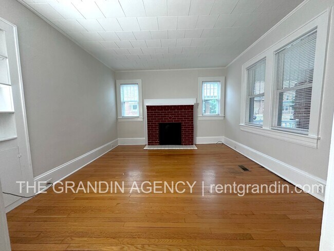 2818 Burton Ave NW