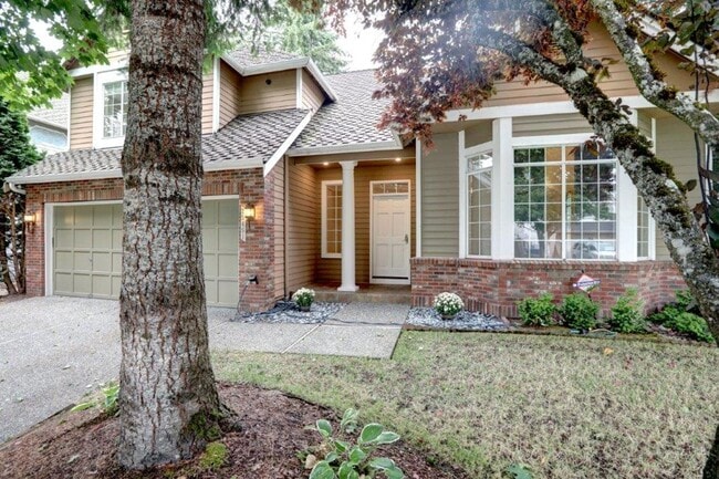Building Photo - Beautifully Remodeled Home with Gourmet Kitchen & Fenced Yard in Klahanie