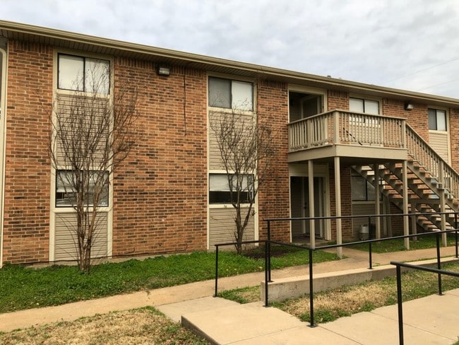 Outside of Building - 802 W 2nd St Unit Apt D
