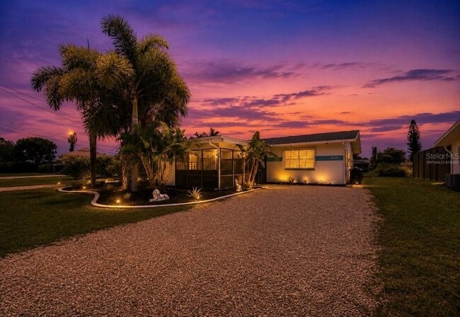4933 Victoria Dr