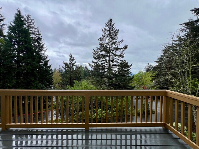 Photo - Remodeled 3BR in Mountain Park | Primary Suite + Deck | Lake Oswego Unit 304