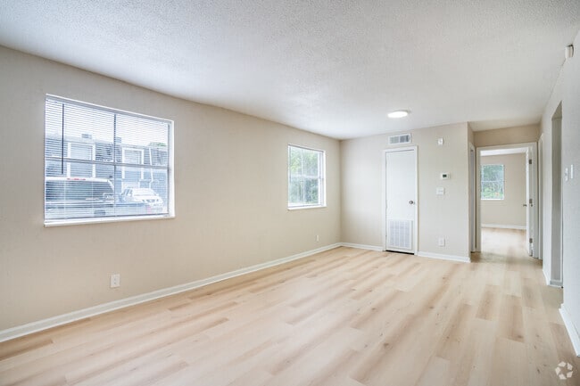 1BR, 1BA - 816SF - Living Room