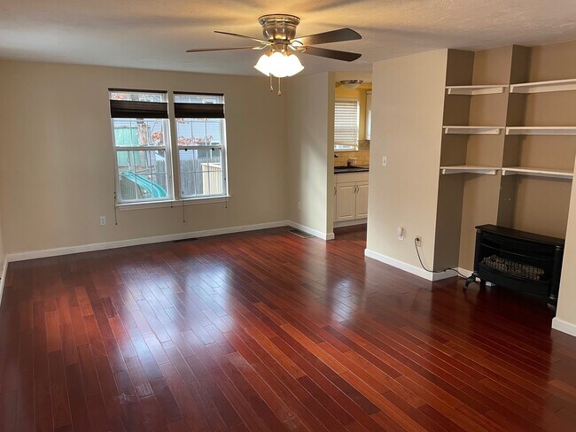 Photo - 16 Bowstring Way