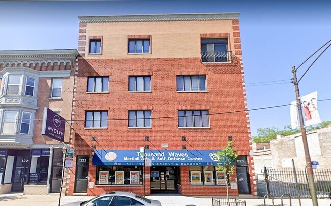 Building Photo - 1220 W Belmont Ave Unit 3 Rental