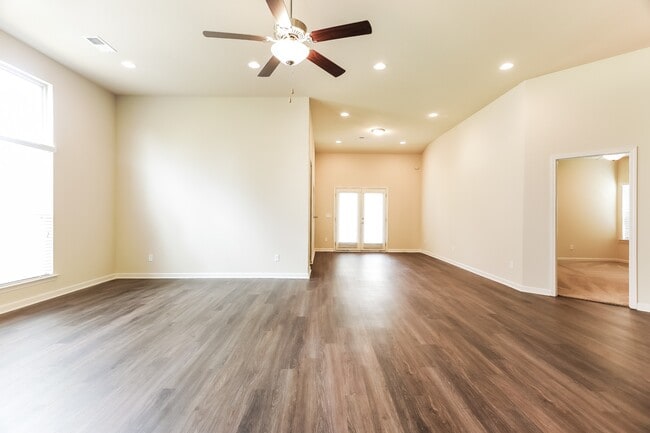 Photo - 325 Clover Cir