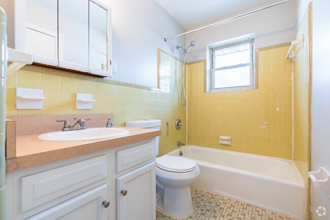 1BR, 1BA - 700SF - Primary Bathroom