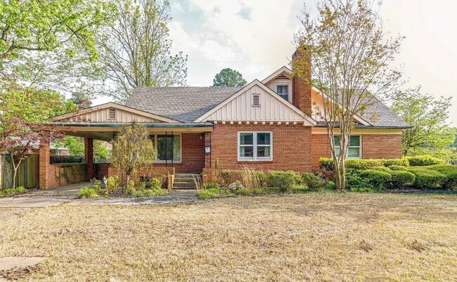 Building Photo - 1205 W Oak Ave