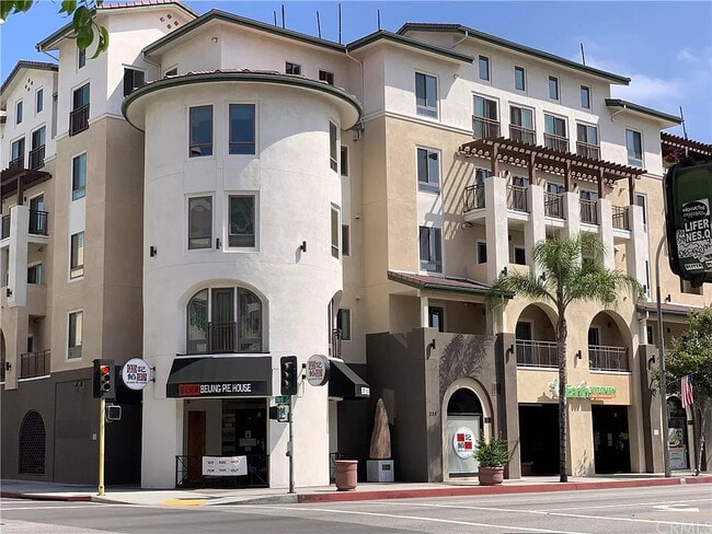Building Photo - 28 N 3rd St Unit B210