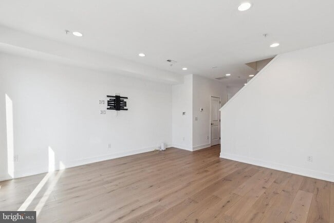 Photo - 2820 Livingston St