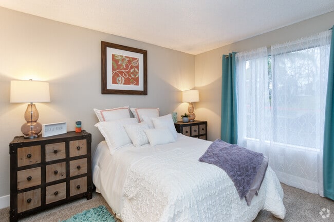 1BR, 1BA - 617SF