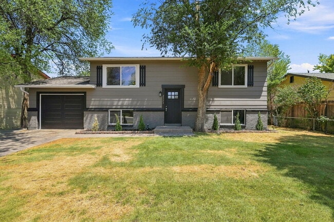 Building Photo - $2,095.95, 4 bed, 2 bath, located in Colorado Springs with a fenced-in backyard.