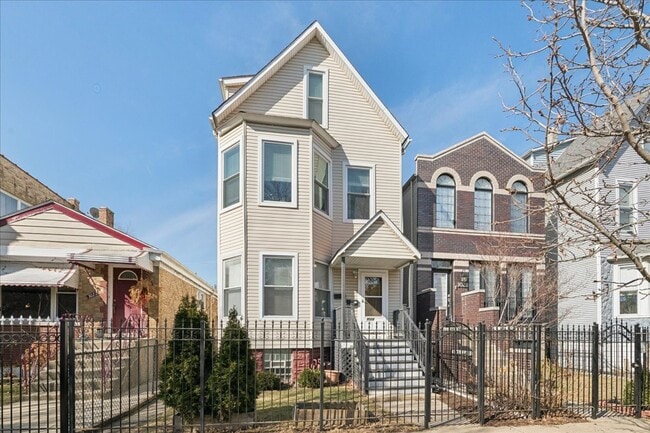 Building Photo - 3024 N Sawyer Ave Unit 2