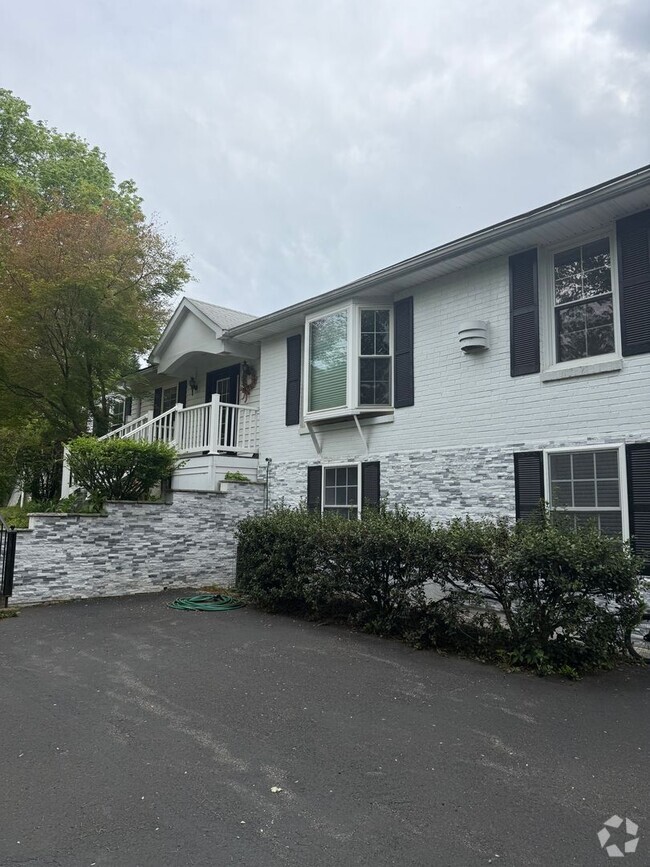 Building Photo - Furnished 6 month rental