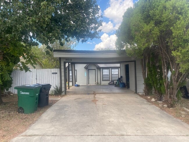 Large 2/2 duplex with a 2 car carport - Large 2/2 duplex with a 2 car carport House