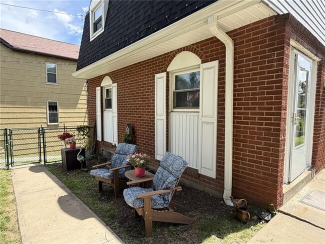 Photo - 104 1st St