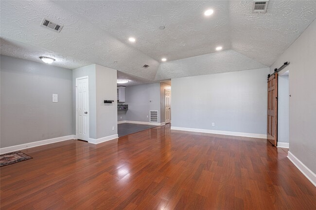 Photo - 407 Juniper Ct