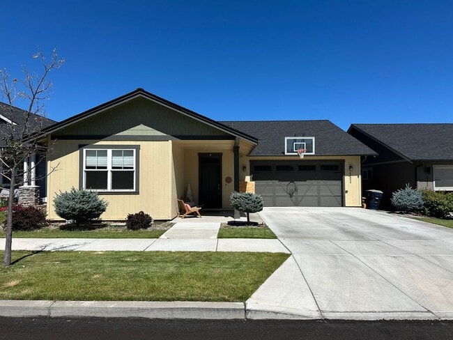 Building Photo - Live in Beautiful Bend Oregon Rental