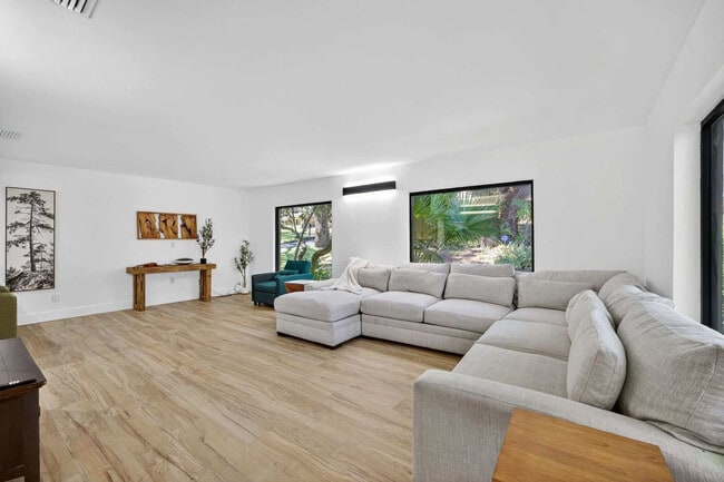 Building Photo - 511 S Riverhills Dr Unit ID1339228P