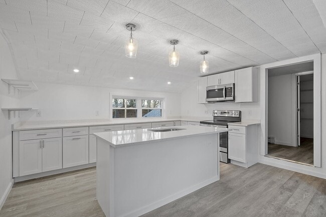 Building Photo - 47 Railroad Ave Unit 2