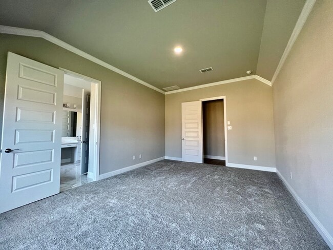 Building Photo - 9503 Crescent Mill Dr