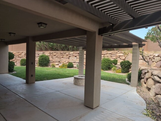 Photo - PET FRIENDLY -Spacious 6 Bedroom Home in St. George