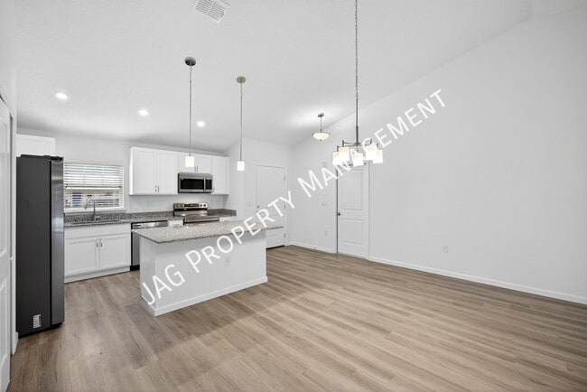 Photo - 615 Chaloupe St SE