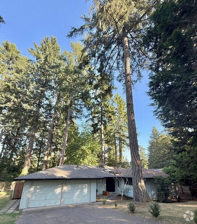 Building Photo - Pet Friendly Home with Pool Access!
