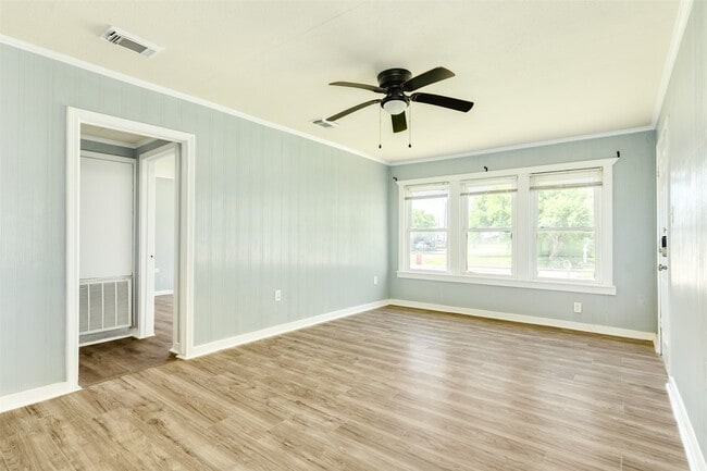 Photo - 302 W 8th St