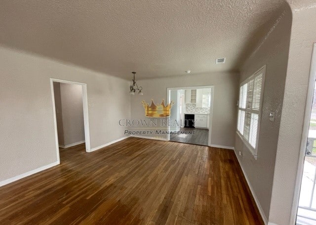 Photo - 950 Windsor Dr
