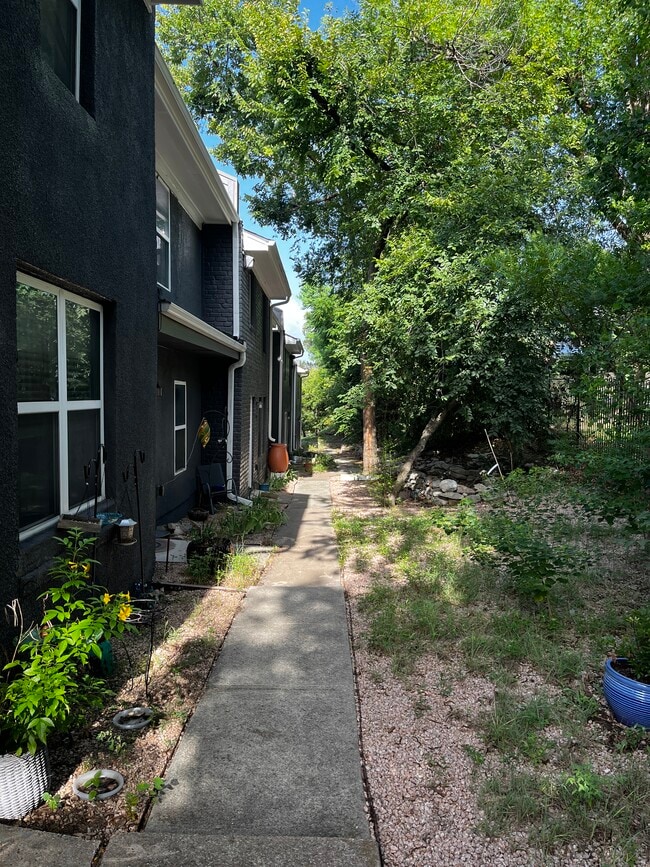 Building Photo - 6211 Manor Rd Unit 115