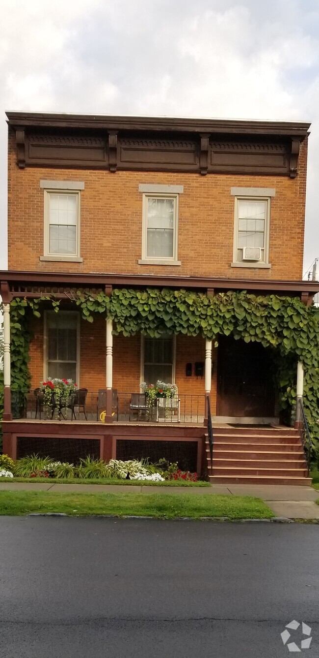 Front Entrance - 23 Clinton St Unit 1 Rental