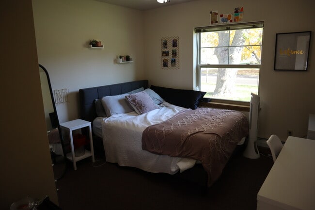 Bed 1 - 168 N Tratt St