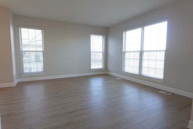 Photo - 881 Essex Cir