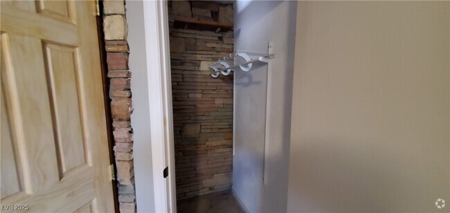 Building Photo - 2532 N Arrowhead St Rental