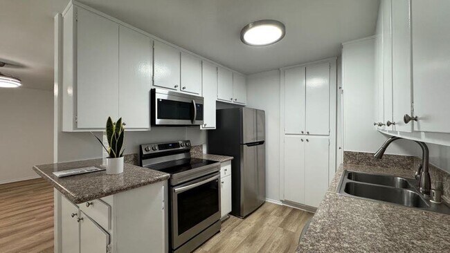 Photo - 20317 Saticoy St