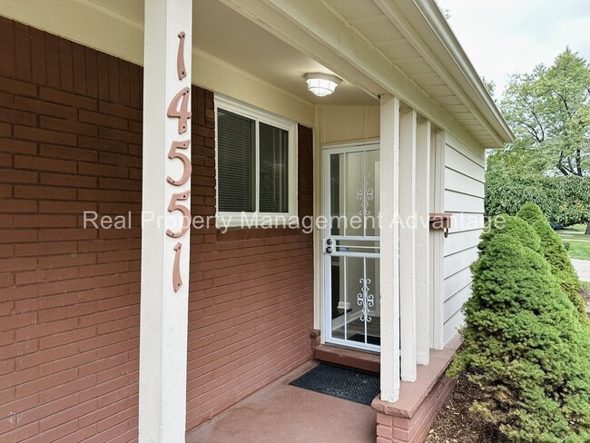 Photo - Oak Park Mid-Century Modern Beauty!