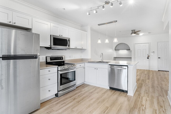 Building Photo - 911 N Orange Ave Unit 513 Uptown Place