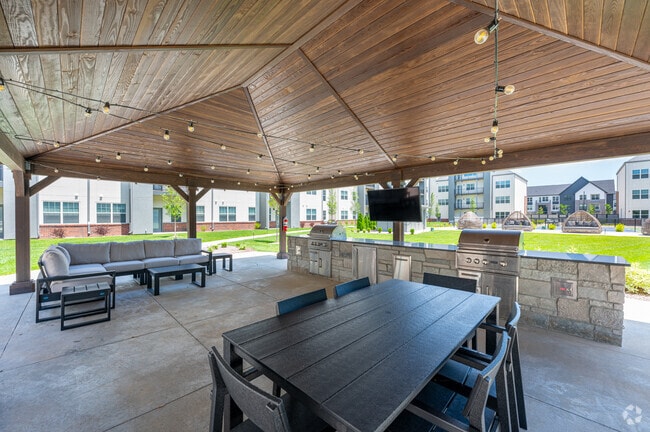 Grill Area - Vista Riverwest