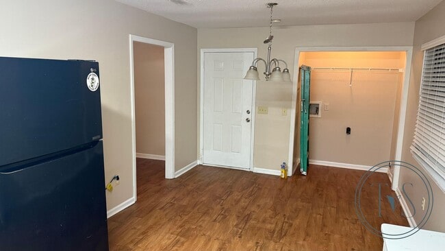 Photo - 619 N Cypress St