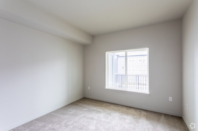 1BR, 1BA - 713 SF