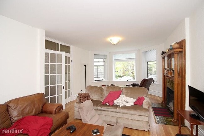 Building Photo - 717 W Roscoe St Unit 1