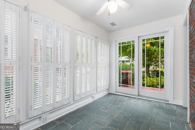 Photo - 656 Yorkshire Rd NE