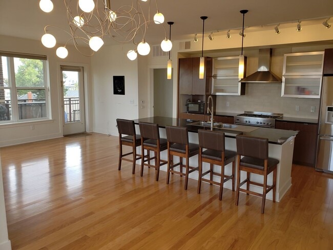 Building Photo - Beautiful 2-bed, 2-bath condo in Jefferson Park Unit 401