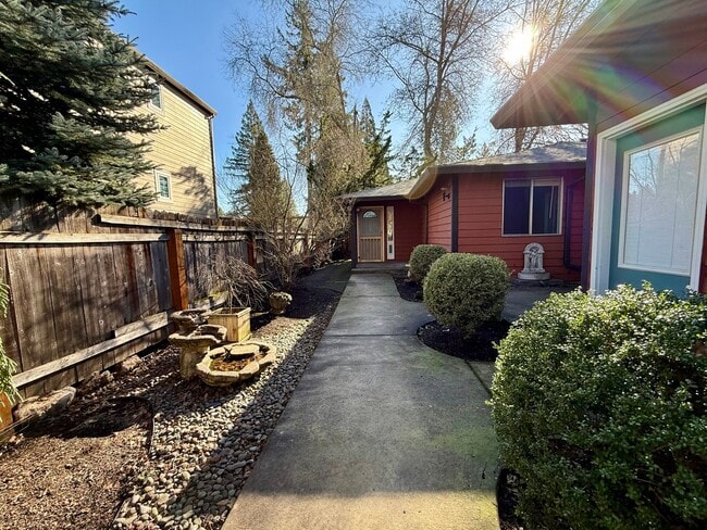Building Photo - 3 Bed 2 Bath SW Beaverton Duplex — Available Now!