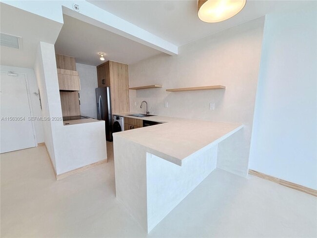 Building Photo - 100 Lincoln Rd Unit 1241