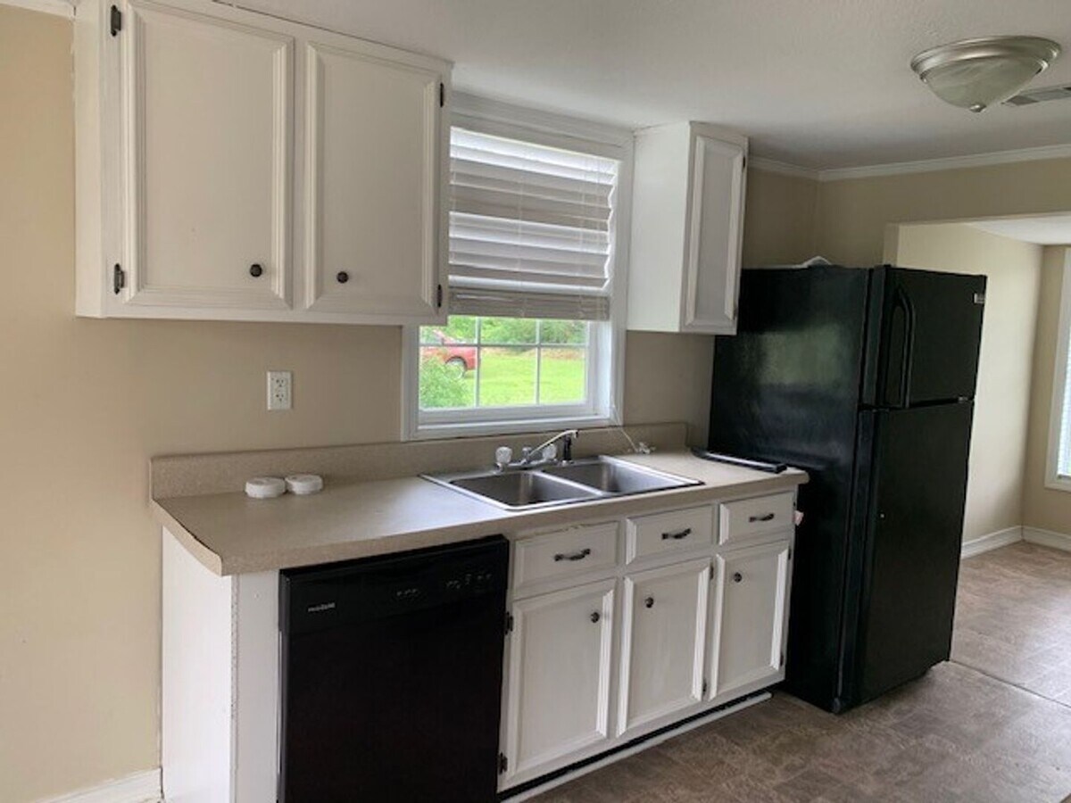 2 Bedroom/1 Bath Home off Old Pine Rd - 2 Bedroom/1 Bath Home off Old Pine Rd